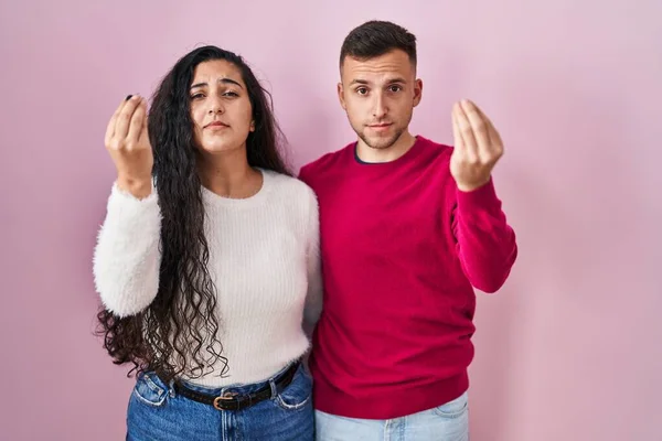 Jong Hispanic Paar Staande Roze Achtergrond Doen Italiaans Gebaar Met — Stockfoto