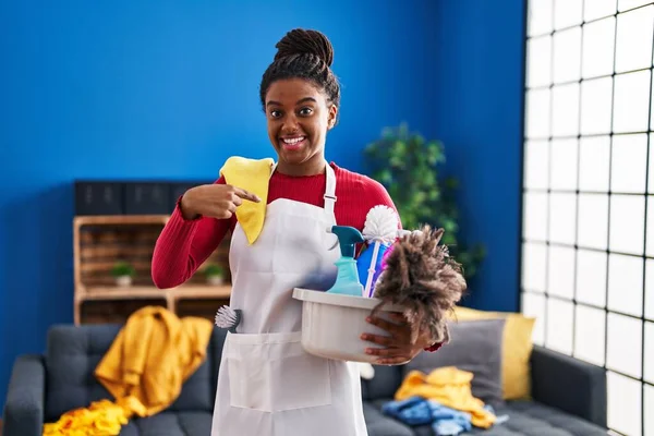 Young African American Braids Cleaning House Holding Cleaning Products Pointing — Foto de Stock