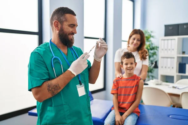 Family Vaccinating Child Having Medical Consultation Clinic — Stockfoto