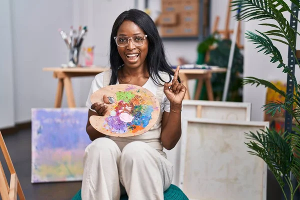 Jeune Femme Africaine Tenant Palette Peintre Surpris Par Une Idée — Photo