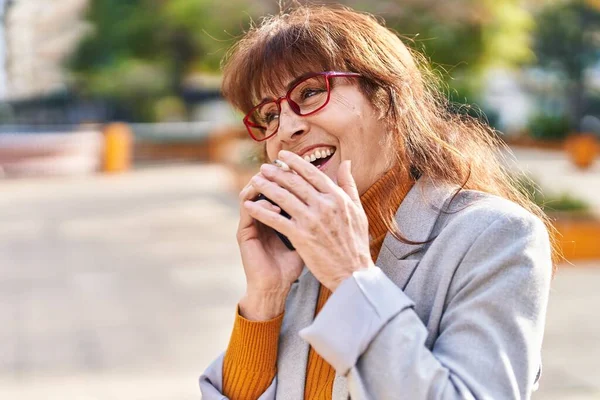 Middle Age Woman Business Executive Talking Smartphone Smoking Cigarette Park —  Fotos de Stock