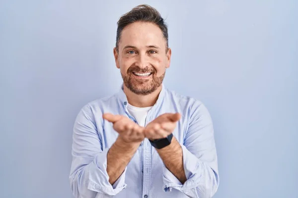 Middle Age Caucasian Man Standing Blue Background Smiling Hands Palms — Zdjęcie stockowe