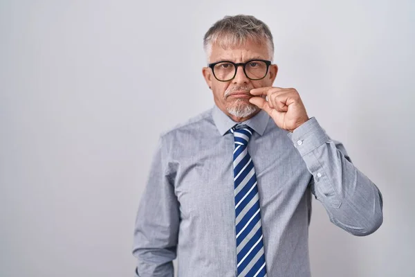 Hispanic Business Man Grey Hair Wearing Glasses Mouth Lips Shut — Stockfoto