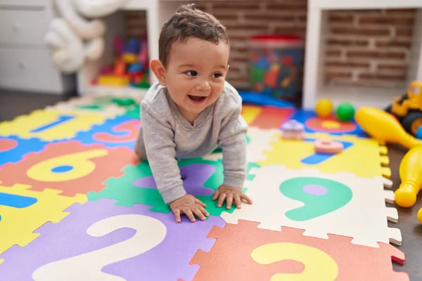 Adorável Bebê Hispânico Rastejando Chão Jardim Infância — Fotografia de Stock