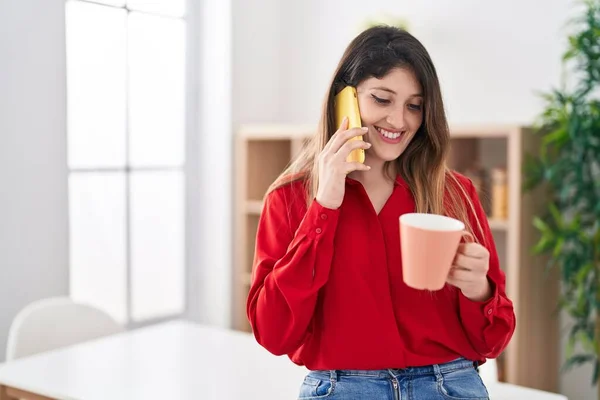 Jovem Hispânica Falando Smartphone Bebendo Café Casa — Fotografia de Stock