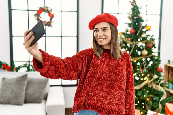 Jovem Hispânica Fazendo Selfie Pelo Smartphone Junto Árvore Natal Casa — Fotografia de Stock