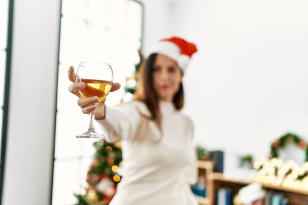 Spanierin Mittleren Alters Stößt Hause Weihnachtsbaum Mit Champagner — Stockfoto