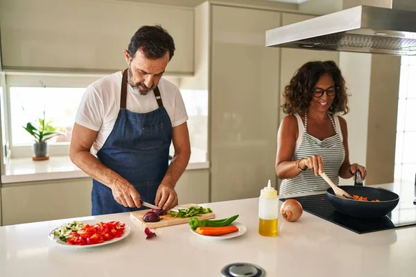 Spanisches Paar Mittleren Alters Lächelt Zuversichtlich Beim Kochen Der Küche — Stockfoto
