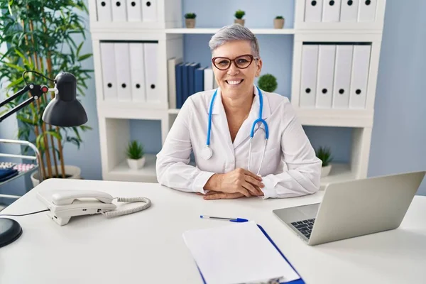 Middle Age Woman Wearing Doctor Uniform Sitting Table Clinic — Stock Photo, Image