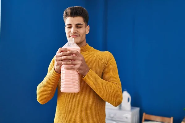 Jonge Spaanse Man Glimlachend Zelfverzekerd Ruikend Wasmiddel Bij Wasserij — Stockfoto