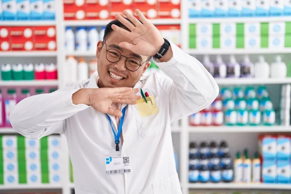 Chińczyk Pracujący Aptece Uśmiecha Się Radośnie Grając Boo Rękami Twarzy — Zdjęcie stockowe