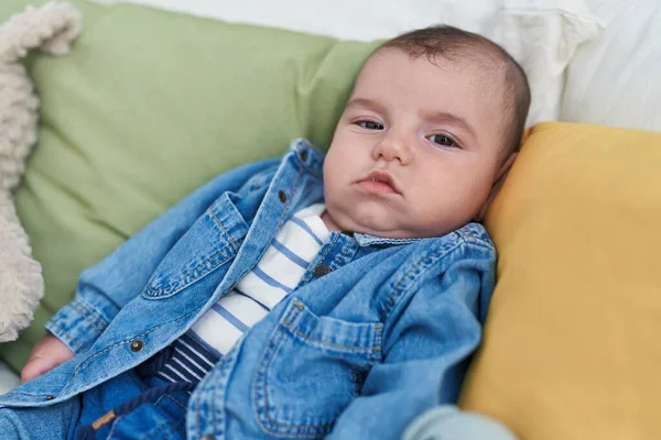 Bedårande Kaukasiska Baby Leende Säker Liggande Sängen Sovrummet — Stockfoto