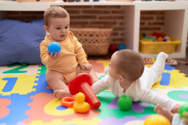 Duas Crianças Brincando Com Bolas Sentadas Chão Jardim Infância — Fotografia de Stock