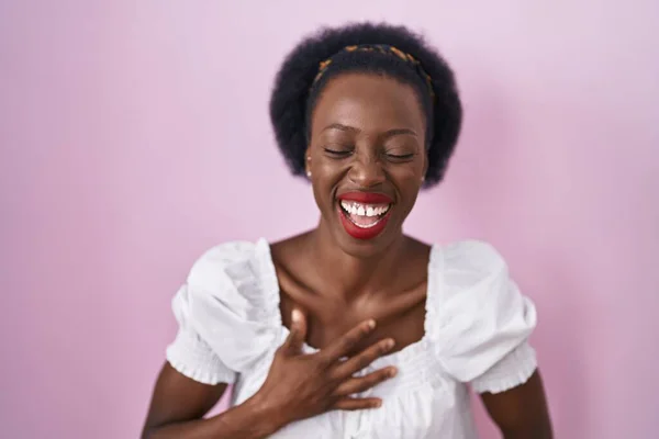 Pembe Arka Planda Duran Kıvırcık Saçlı Afrikalı Kadın Gülümsüyor Kahkahalar — Stok fotoğraf
