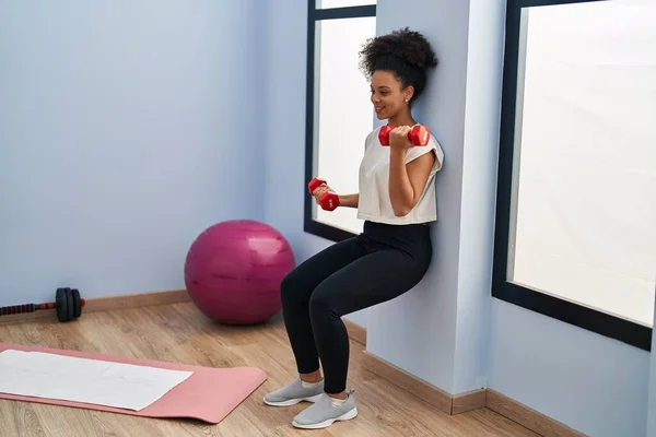 Young African American Woman Smiling Confident Training Using Dumbbells Sport — Stock Photo, Image