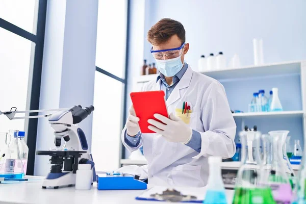 Young Man Scientist Wearing Medical Mask Using Touchpad Laboratory — Foto de Stock