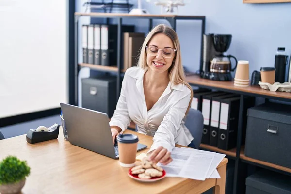 Young Woman Business Worker Having Breakfast Working Office — Stockfoto