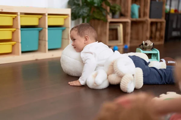 可爱的幼儿坐在家里的地板上玩洋娃娃 — 图库照片