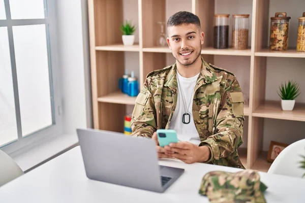 Joven Soldado Del Ejército Hispano Usando Laptop Smartphone Casa — Foto de Stock