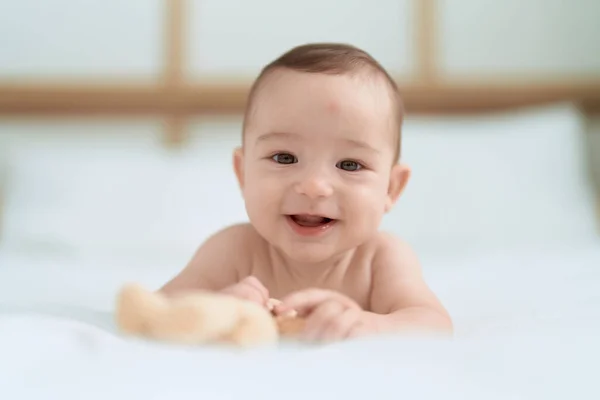 Bebek Yatakta Uzanmış Yatak Odasında Oyuncak Ayıyı Tutuyor — Stok fotoğraf