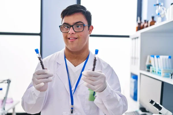 Homem Com Síndrome Vestindo Tubos Ensaio Uniforme Cientista Segurando Laboratório — Fotografia de Stock