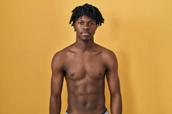 Hombre Africano Joven Con Rastas Pie Sin Camisa Relajado Con —  Fotos de Stock