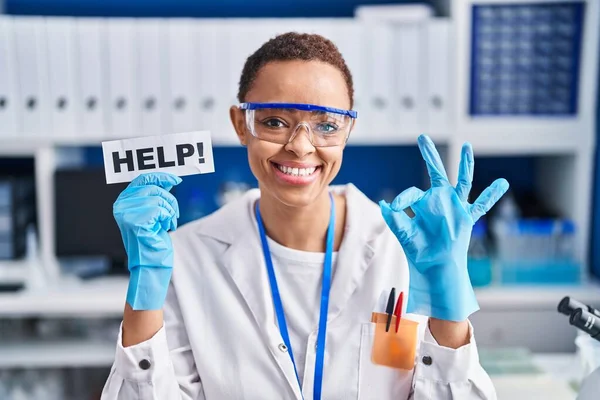 科学研究所で働く美しいアフリカ系アメリカ人女性は 指でOkサインをするのを助け 優れたシンボルをジェスチャーで笑顔 — ストック写真