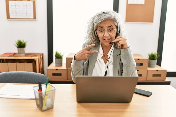 Orta Yaşlı Gri Saçlı Çağrı Merkezi Ajanı Kadın Ofiste Çalışırken — Stok fotoğraf