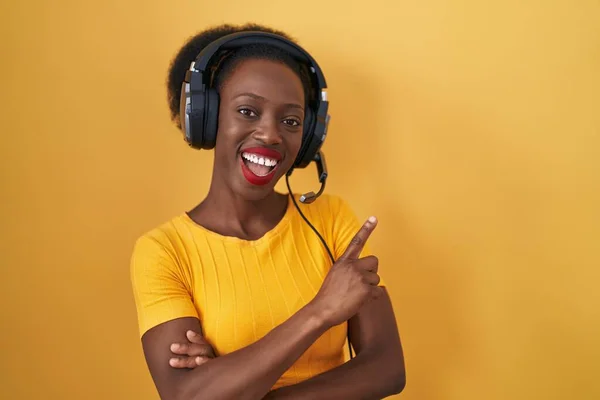 African Woman Curly Hair Standing Yellow Background Wearing Headphones Big — Stock Photo, Image