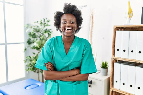 African Young Physiotherapist Woman Working Pain Recovery Clinic Smiling Laughing — Photo