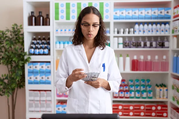 Young African American Woman Pharmacist Counting Dollars Pharmacy — Foto de Stock