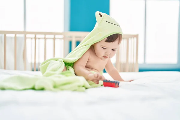 Αξιολάτρευτο Καυκάσιο Μωρό Φορώντας Αστεία Πετσέτα Παίζοντας Αυτοκίνητο Στο Υπνοδωμάτιο — Φωτογραφία Αρχείου