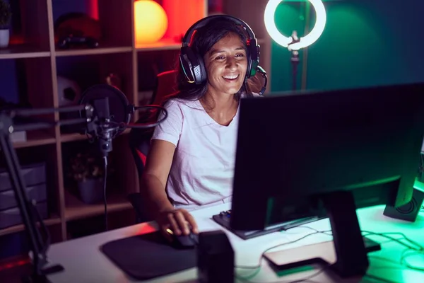 Young Beautiful Hispanic Woman Streamer Playing Video Game Using Computer —  Fotos de Stock