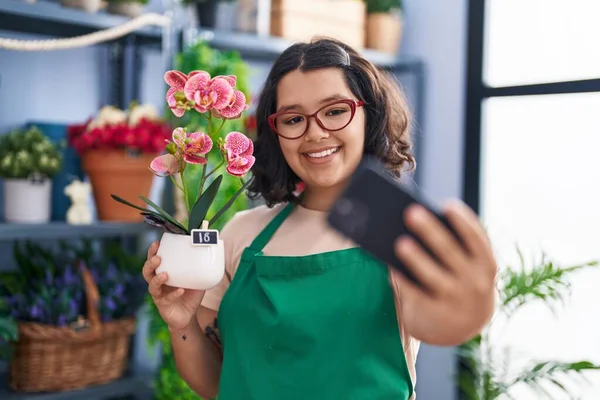 Young Woman Florist Holding Plant Pot Make Selfie Smartphone Florist — Stockfoto