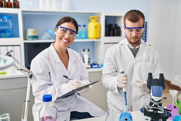 Man Och Kvinna Forskare Partner Som Arbetar Laboratoriet — Stockfoto