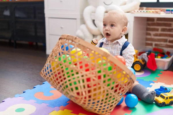 Schattige Blanke Baby Spelen Met Ballen Zitten Vloer Kleuterschool — Stockfoto