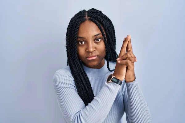 Afro Amerikalı Bir Kadın Mavi Arka Planda Duruyor Elinde Sembolik — Stok fotoğraf