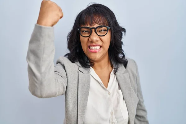 Hispanic Woman Standing Isolated Background Angry Mad Raising Fist Frustrated — Foto Stock