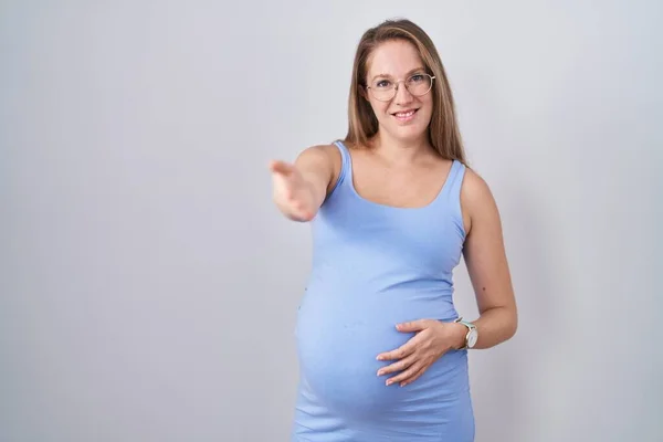 Young Pregnant Woman Standing White Background Smiling Friendly Offering Handshake — Stock Photo, Image