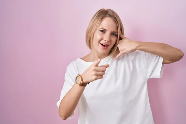 Young Caucasian Woman Standing Pink Background Smiling Doing Talking Telephone — Photo