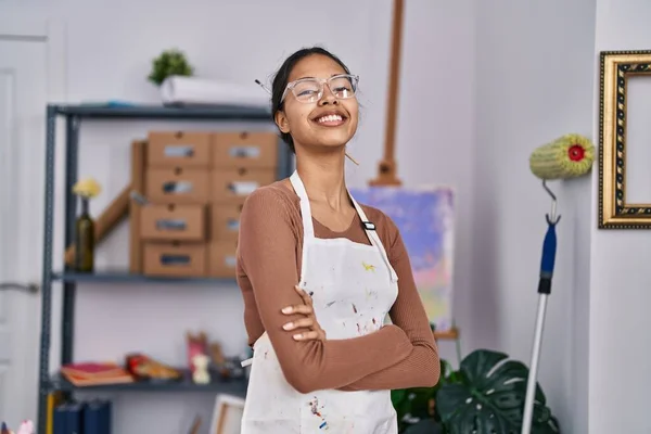 Young African American Woman Artist Smiling Confident Standing Arms Crossed — Photo