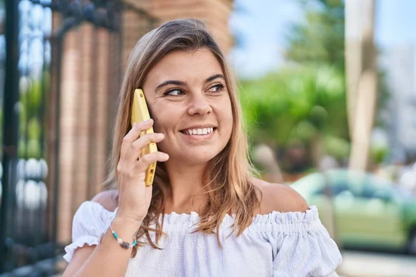 Jonge Vrouw Glimlachen Zelfverzekerd Praten Smartphone Straat — Stockfoto