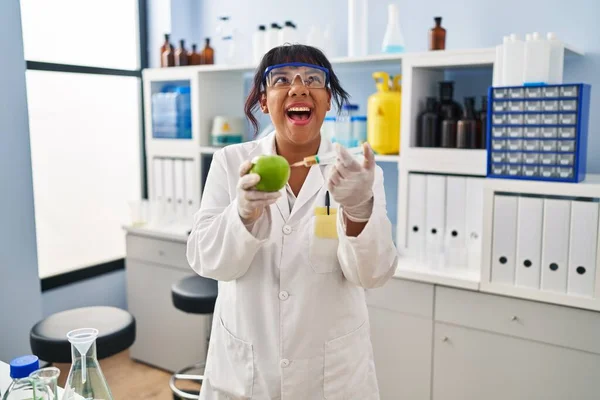 Donna Ispanica Che Lavora Laboratorio Scientifico Con Mela Arrabbiata Pazza — Foto Stock