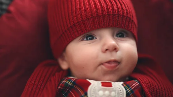 Adorable Bebé Caucásico Sonriendo Confiado Sentado Sofá Casa — Foto de Stock