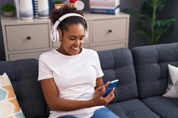 Afrikansk Amerikansk Kvinna Lyssnar Musik Sittandes Soffan Hemma — Stockfoto