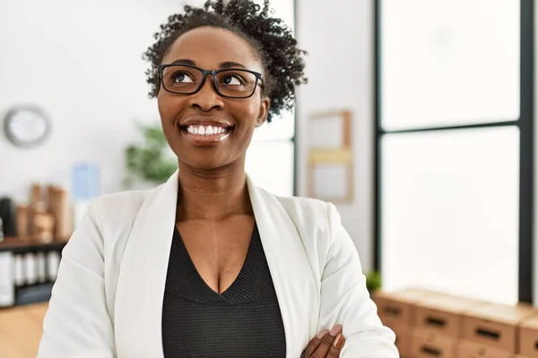 Afro Amerikalı Kadını Gülümseyen Kendine Güvenen Kollarını Kavuşturup Ofiste Kol — Stok fotoğraf