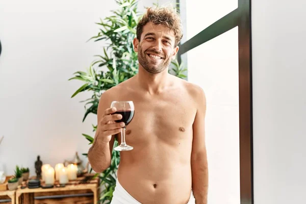 Ung Latinamerikansk Man Ler Säker Dricka Vin Skönhetscentret — Stockfoto