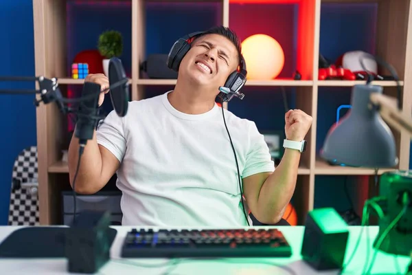 Young Hispanic Man Playing Video Games Celebrating Surprised Amazed Success — Foto de Stock