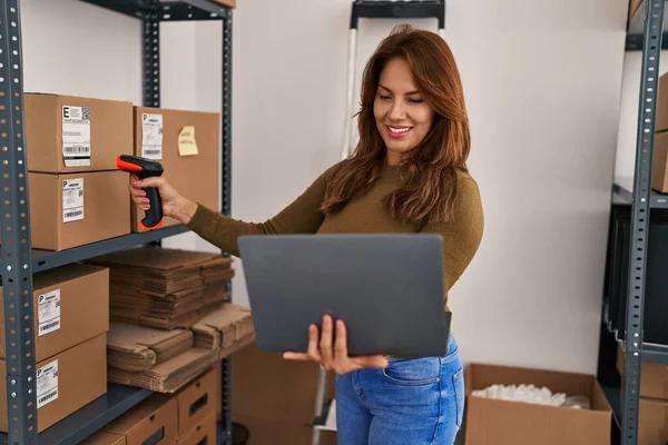 Young Latin Woman Business Worker Scanning Package Using Barcode Reader — Stock Photo, Image
