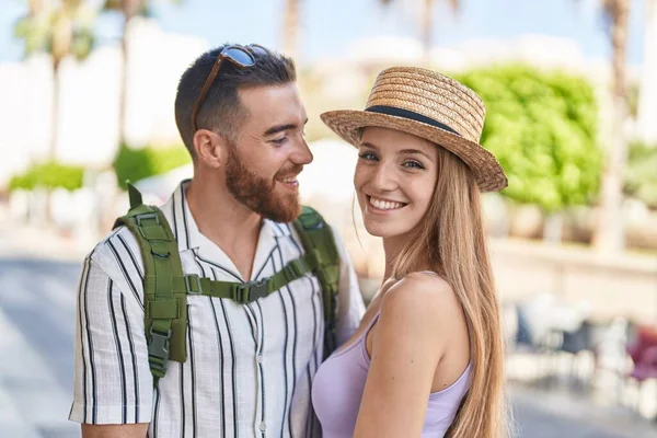 Man Woman Tourist Couple Smiling Confident Hugging Each Other Street — Stock Photo, Image